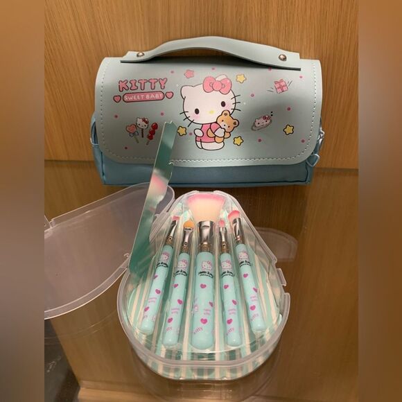 Hello Kitty Makeup Brush & Zippered Pouch Set - Picture 7 of 9